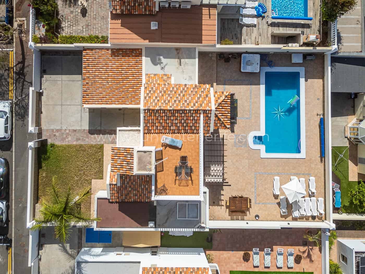 Vista aerea della terrazza con piscina e lettini