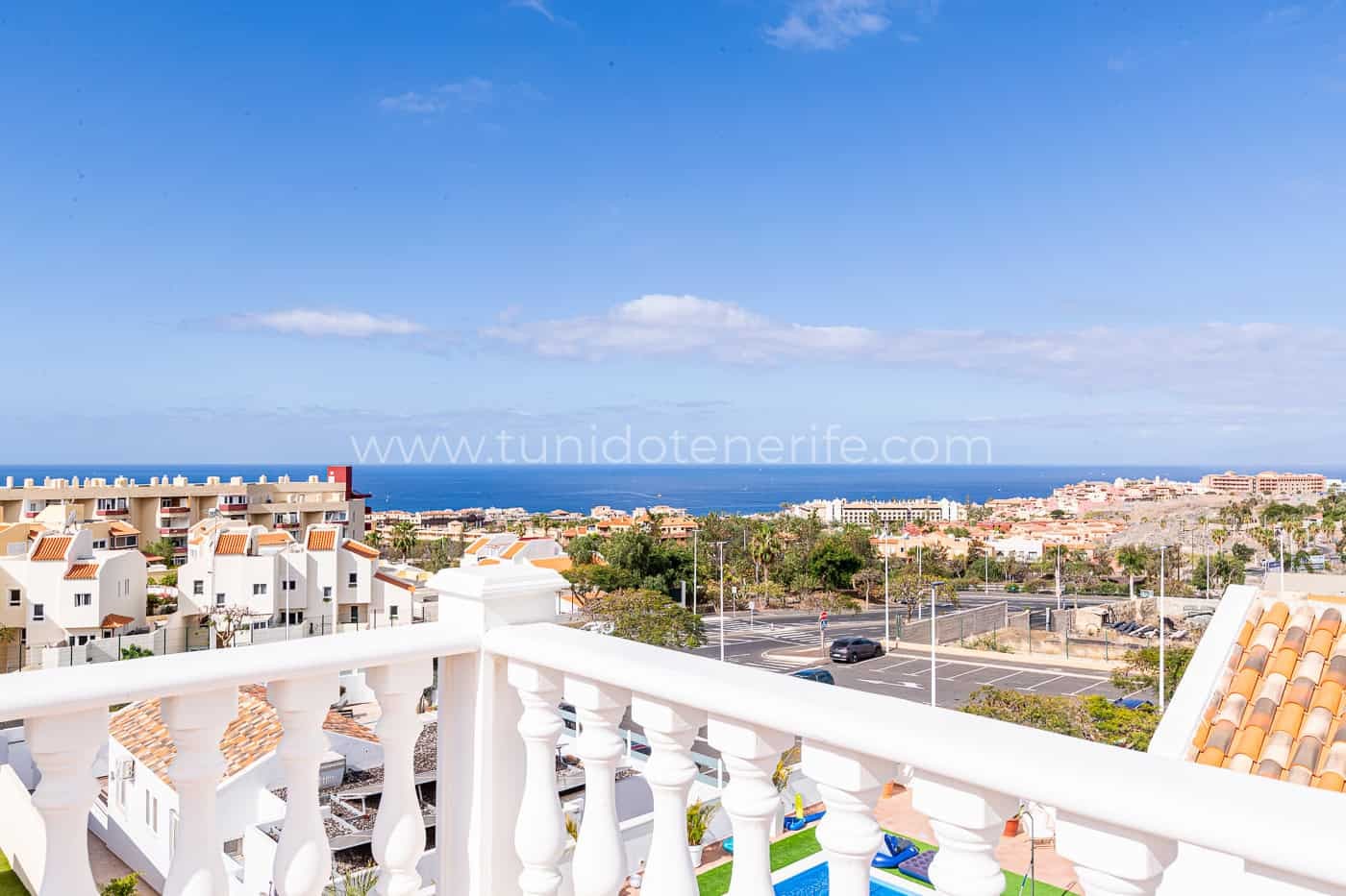 Terrazza con vista mare e ringhiera bianca