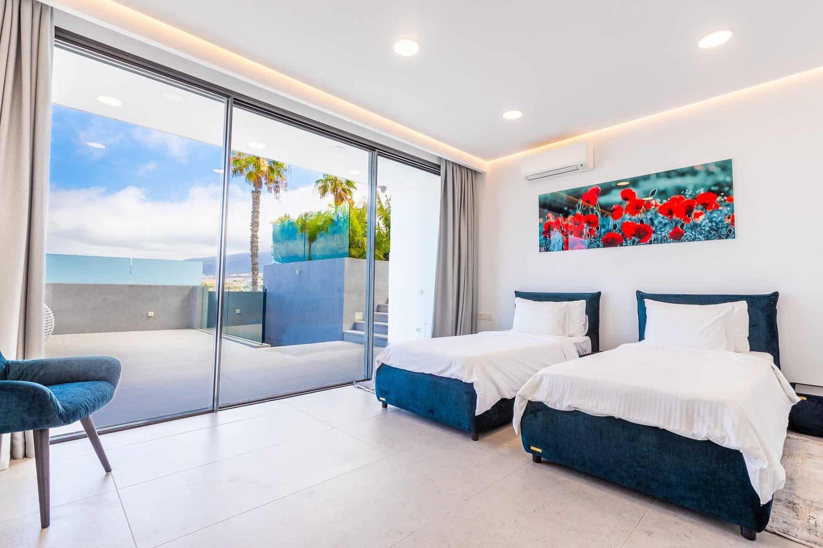 Dormitorio luminoso con dos camas y salida a terraza