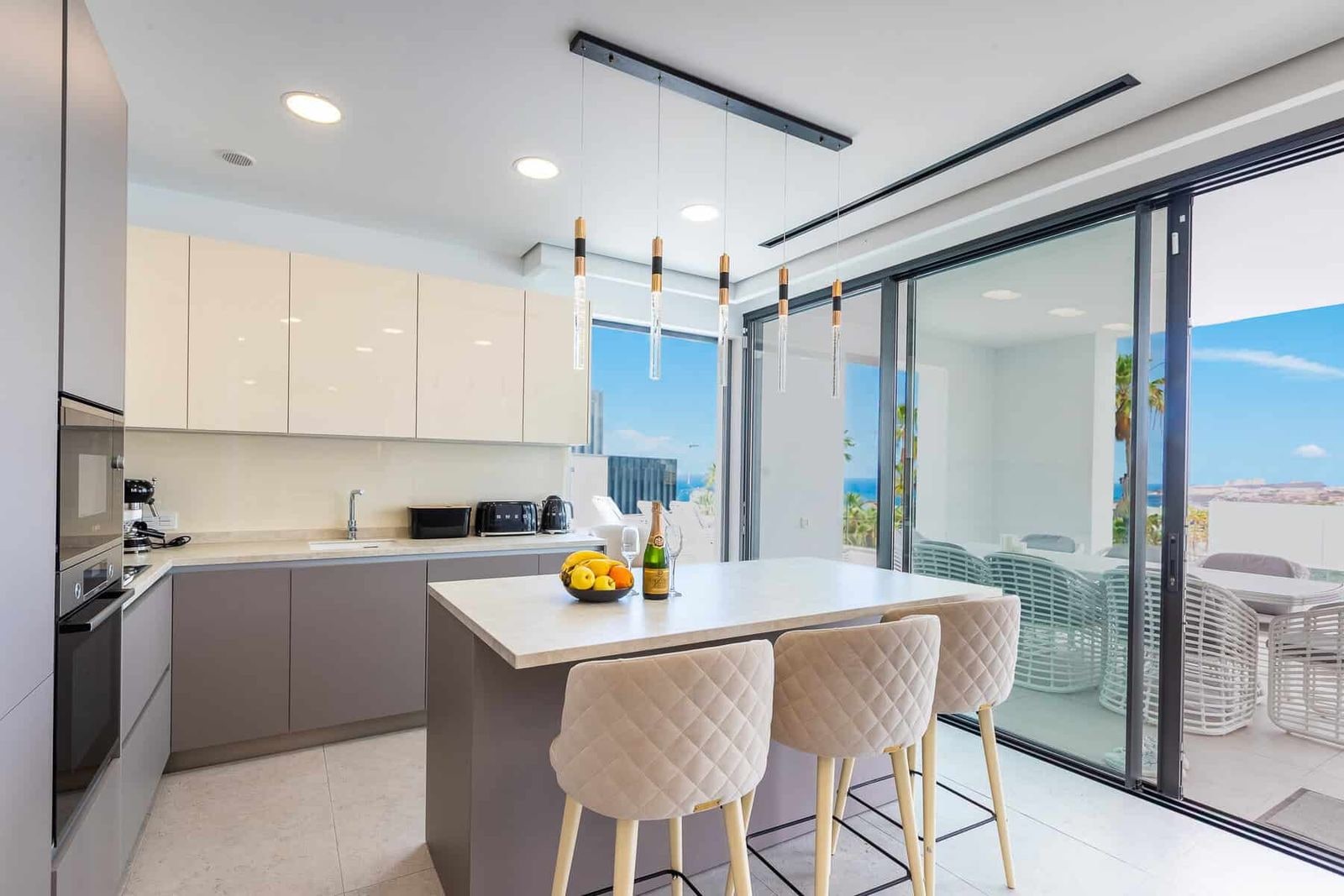 Cocina moderna con isla y salida a terraza