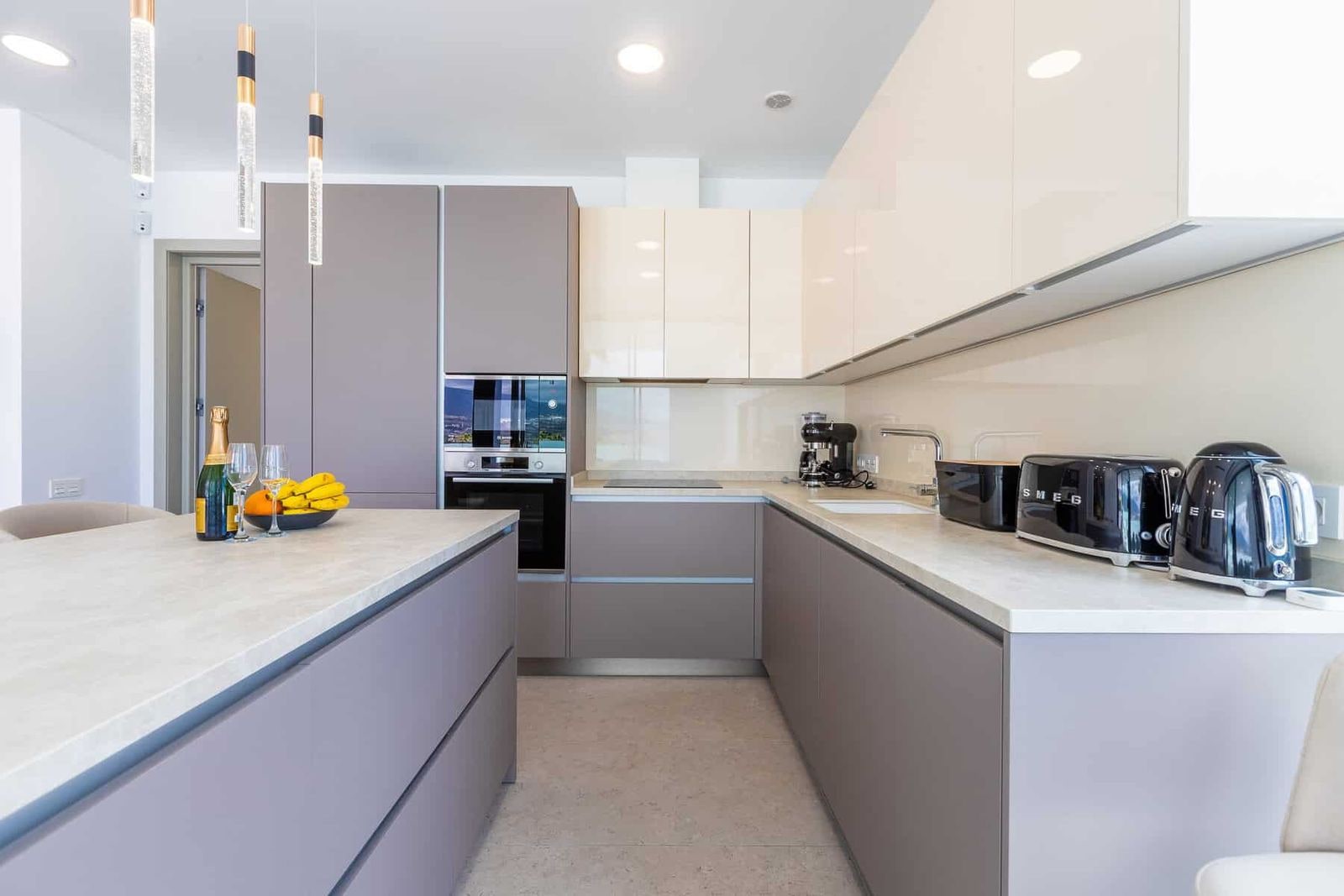 Cocina moderna con isla y electrodomésticos integrados