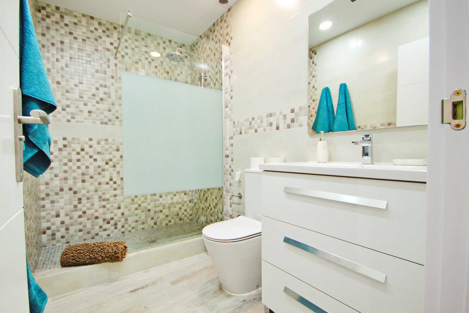 Bagno moderno con doccia in vetro e mobile bianco