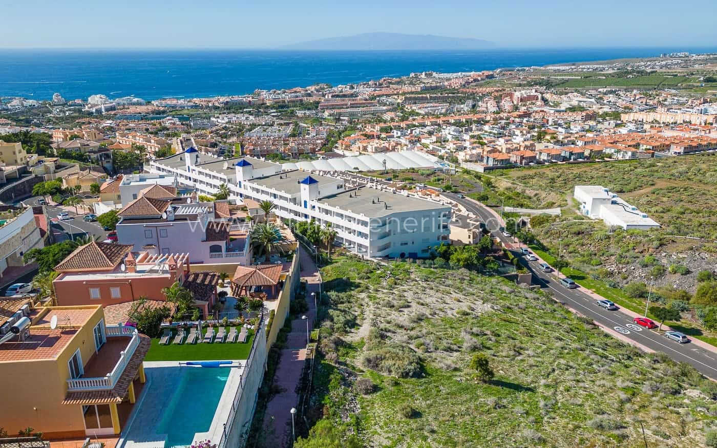 Vue aérienne d’un quartier résidentiel au bord de la mer