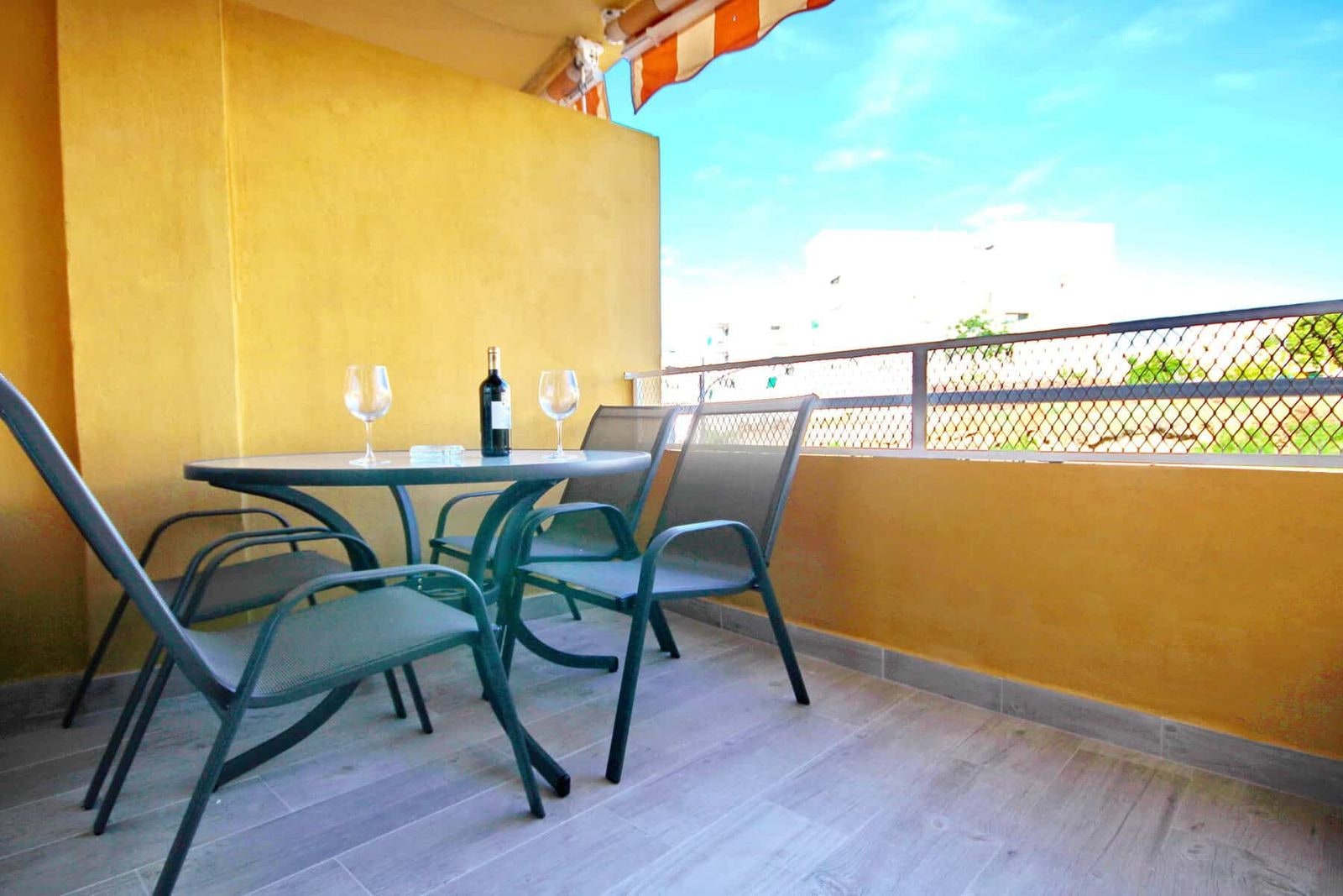 Terrazza con tavolo, sedie e ringhiera