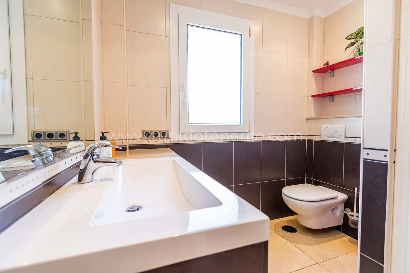 Salle de bains avec baignoire, lavabo et toilettes