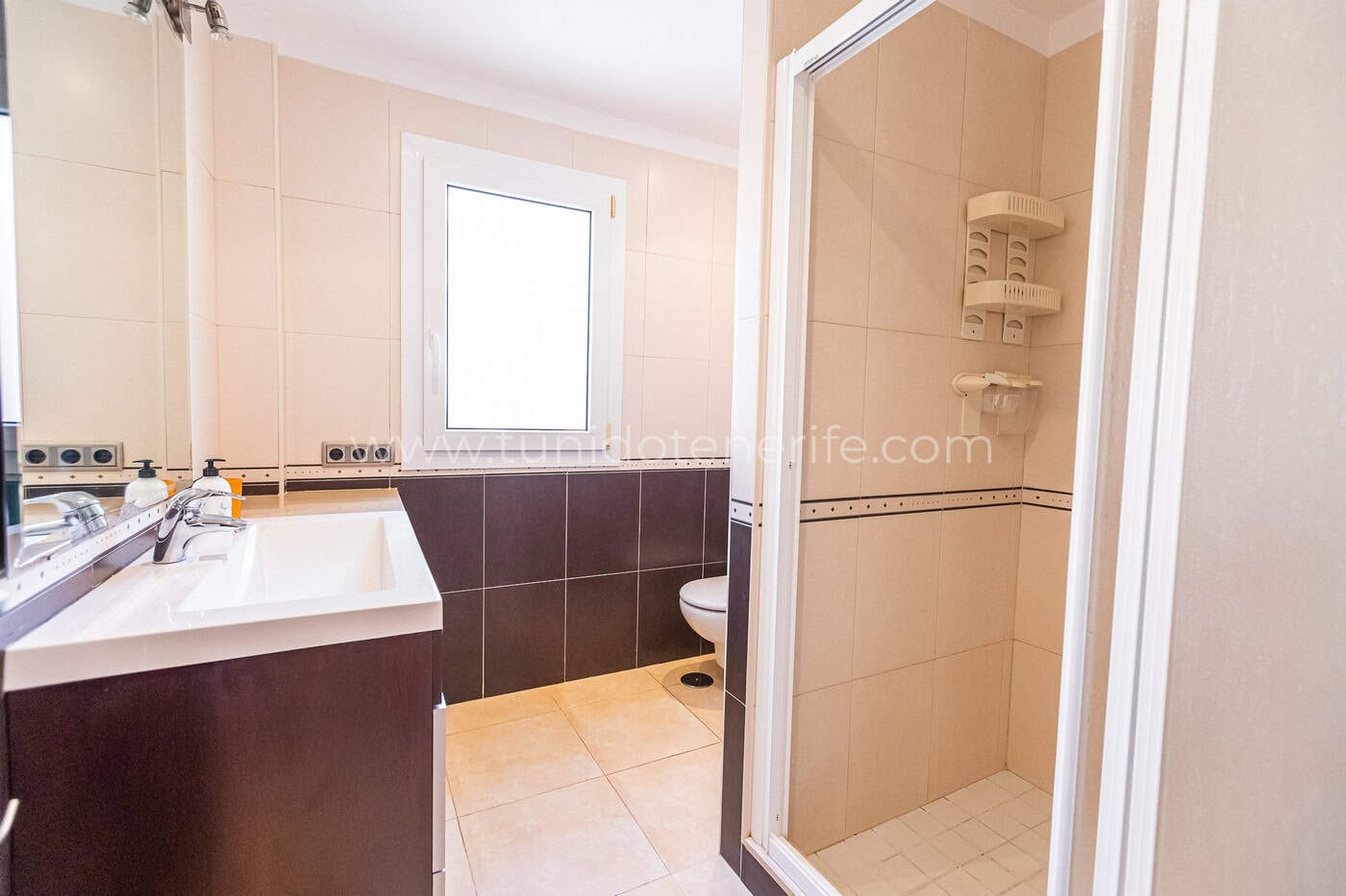 Salle de bain avec douche, lavabo et toilettes
