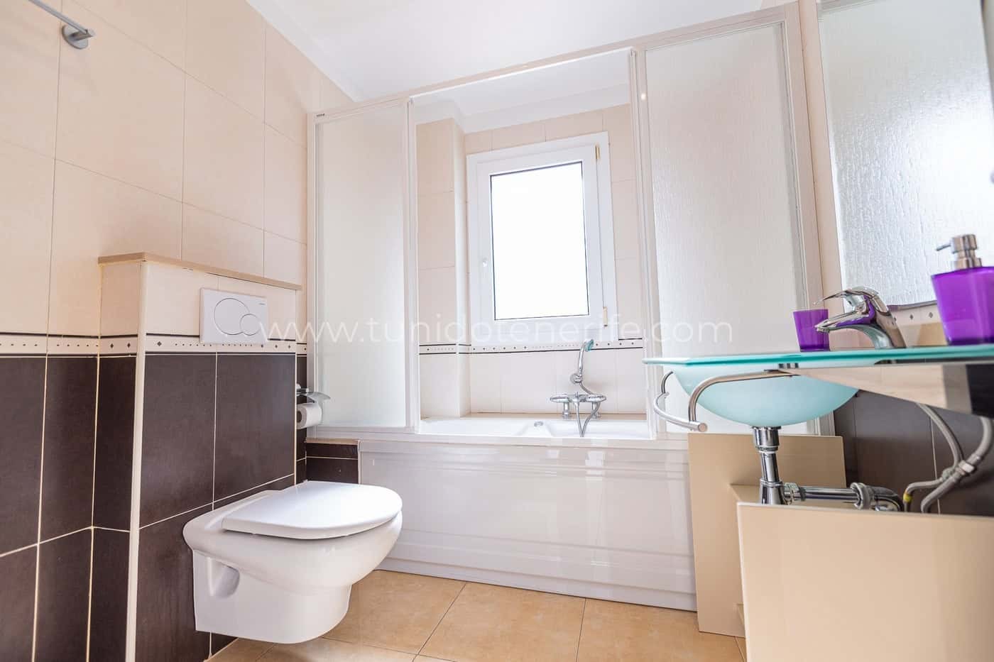 Salle de bains avec baignoire, toilettes et lavabo moderne