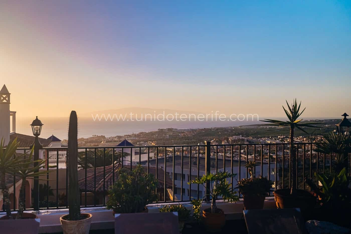 Terrasse avec vue sur le coucher de soleil et rambarde métallique