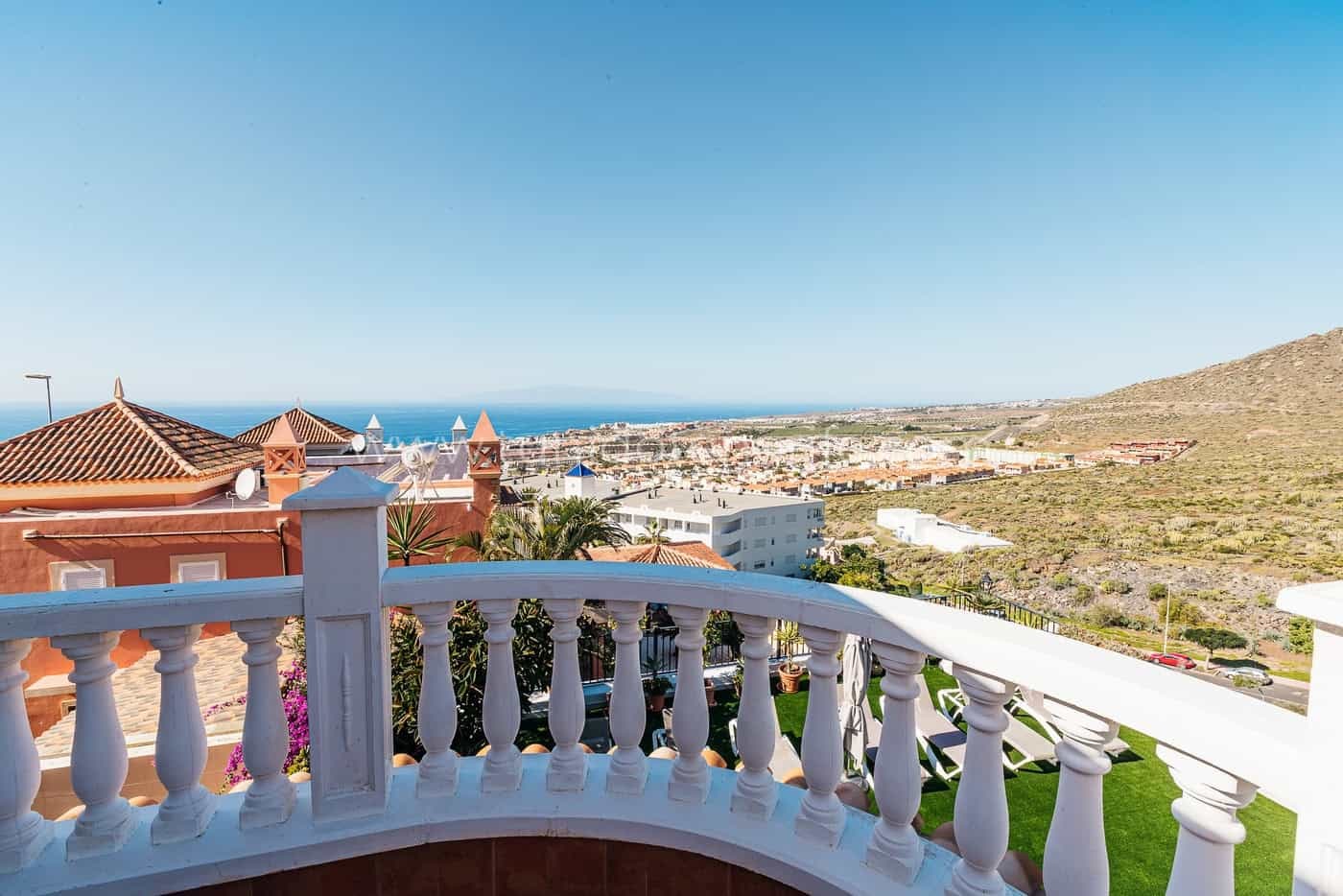 Terrasse avec balustrade blanche et vue sur la mer
