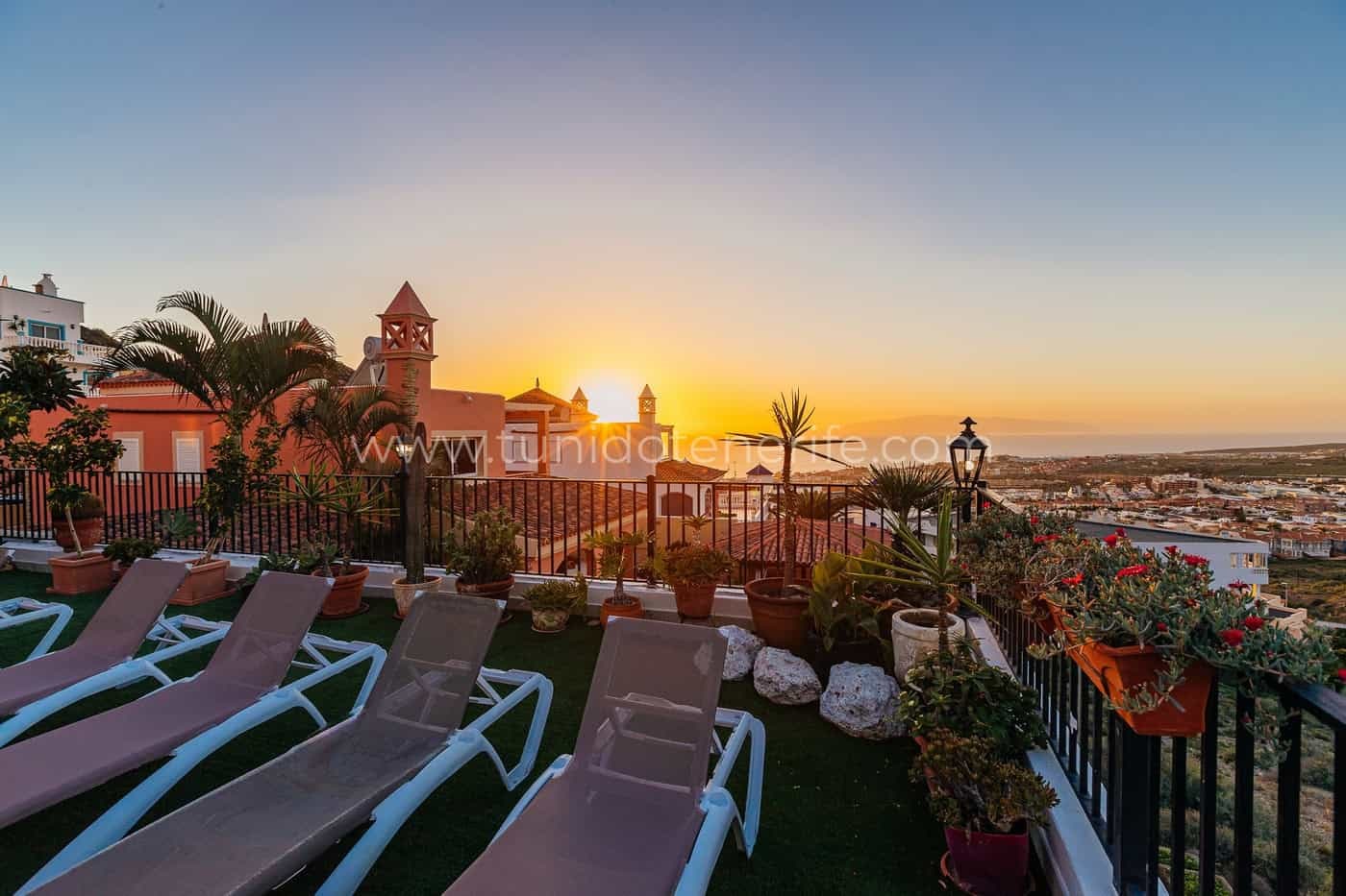 Terrasse avec transats et vue au coucher du soleil