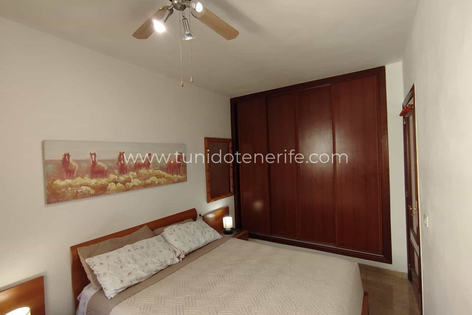 Dormitorio con cama doble y armario empotrado