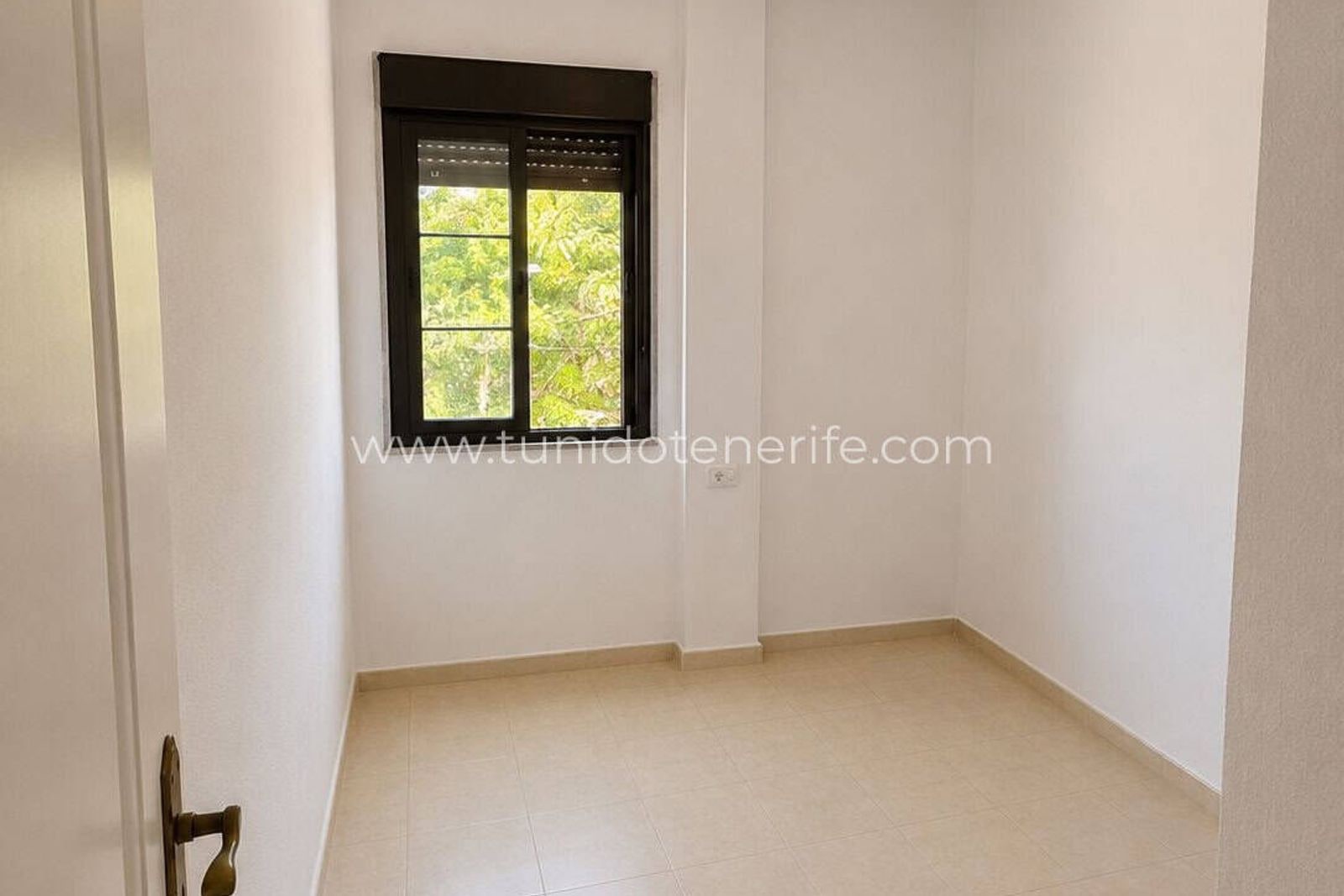 Habitación vacía con ventana y paredes blancas