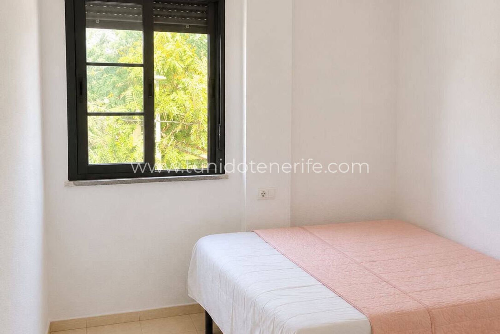 Dormitorio luminoso con cama y ventana