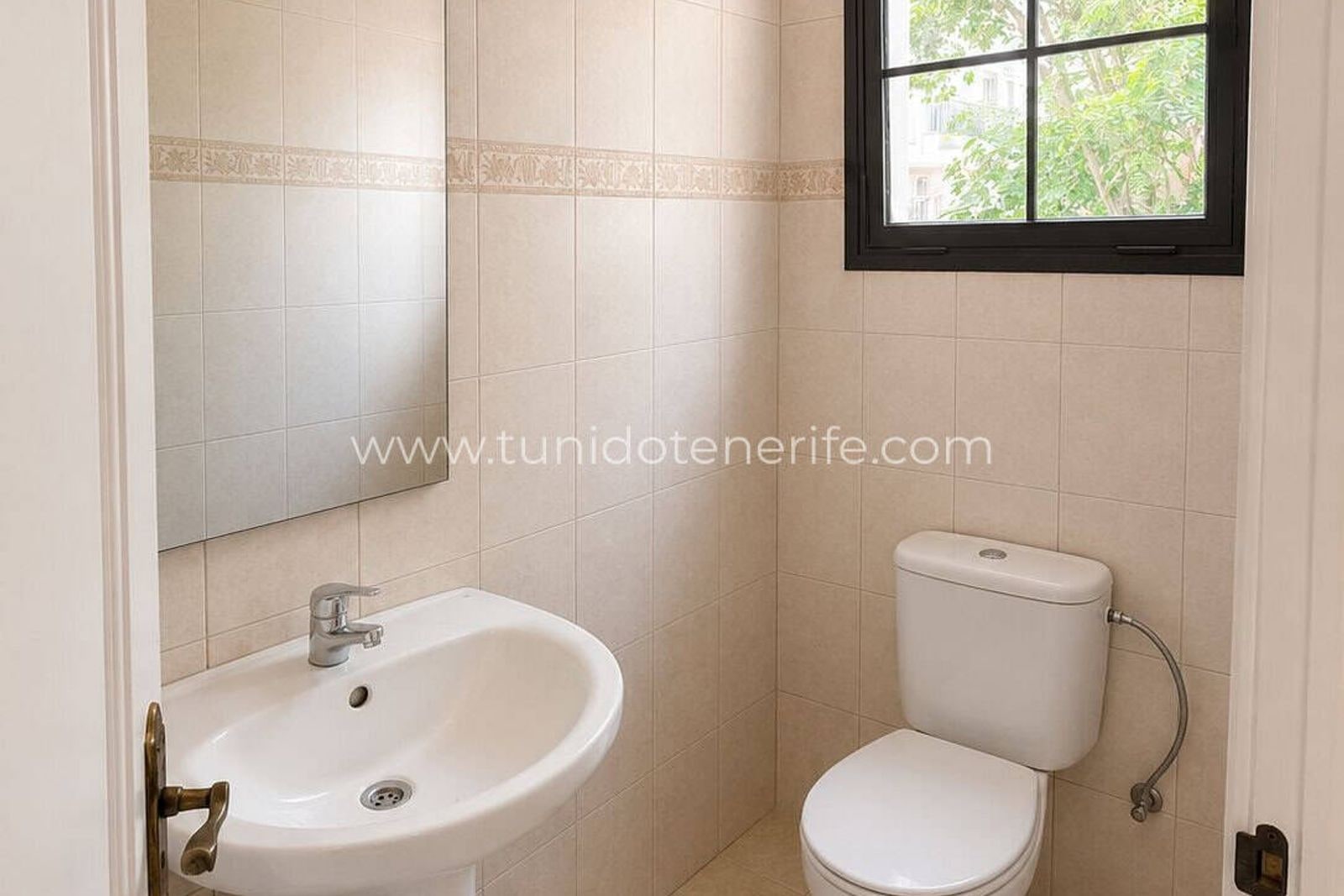 Aseo con lavabo, inodoro y ventana