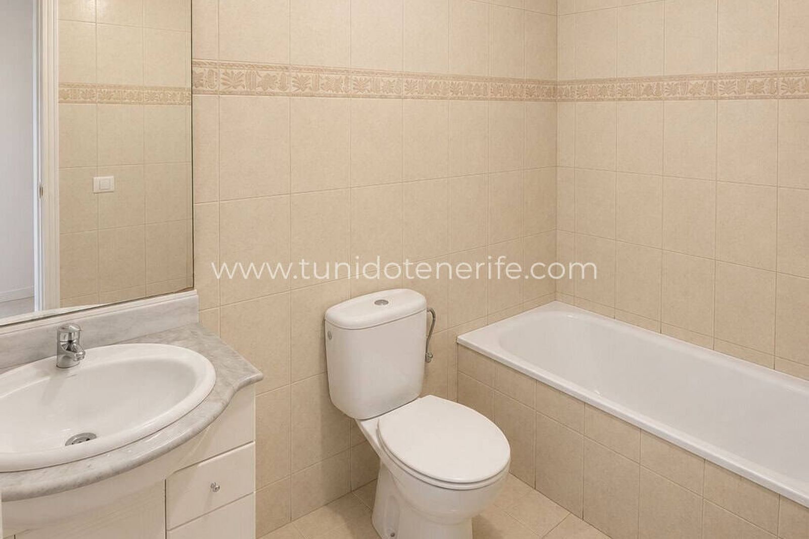 Baño con lavabo, inodoro y bañera
