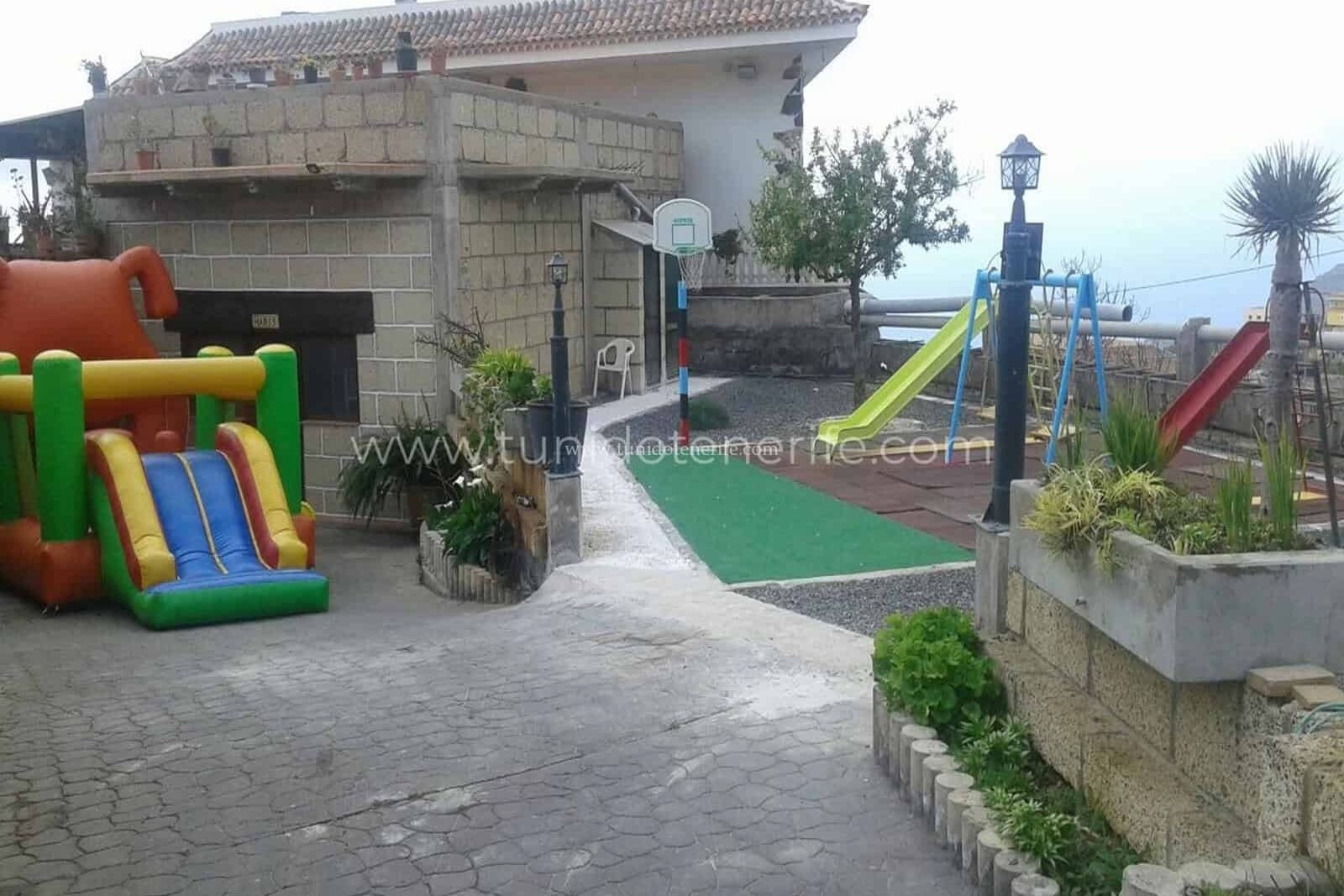 Zewnętrzny plac zabaw z huśtawkami, zjeżdżalniami i nawierzchnią