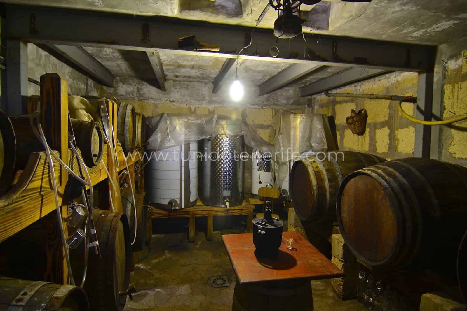 Rustykalna piwnica na wino z beczkami i narzędziami